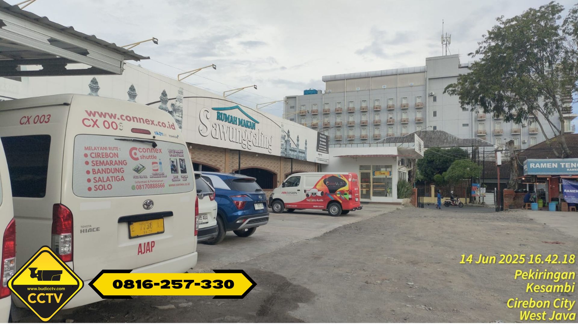 Pasang CCTV di Cirebon – Instalasi Hikvision Smart Hybrid Light di Rumah Makan Sawunggaling